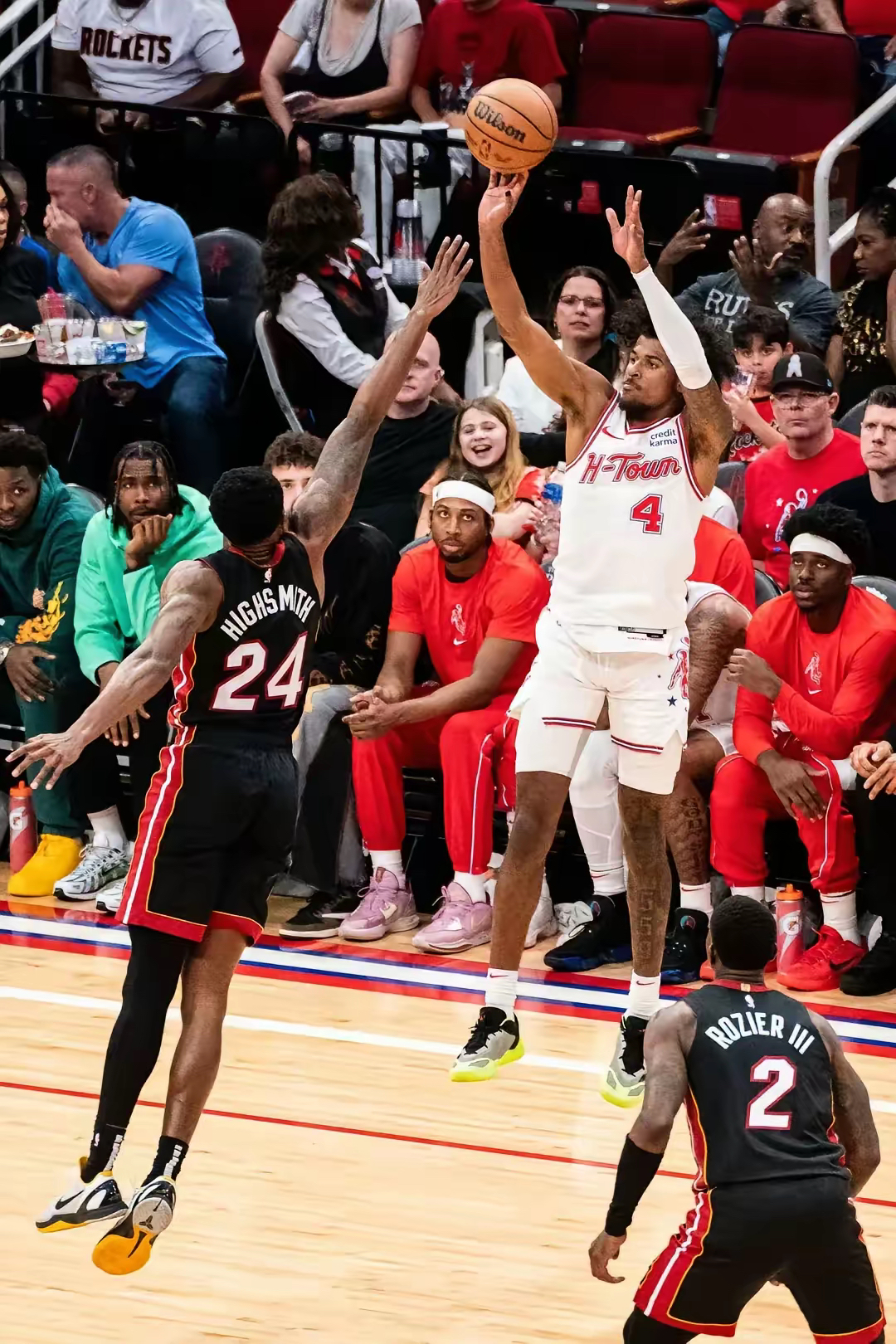 加拿大男篮鏖战火箭，贝弗利三分雨点燃全场的简单介绍