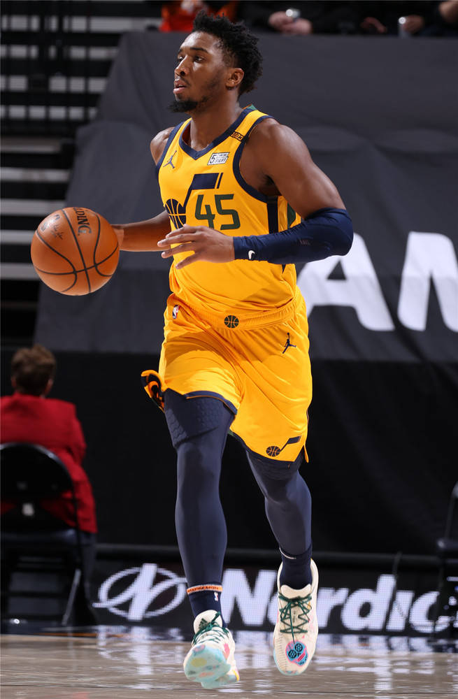 爵士轻取鹈鹕,易建联刷新纪录 爵士轻取鹈鹕,易建联刷新纪录