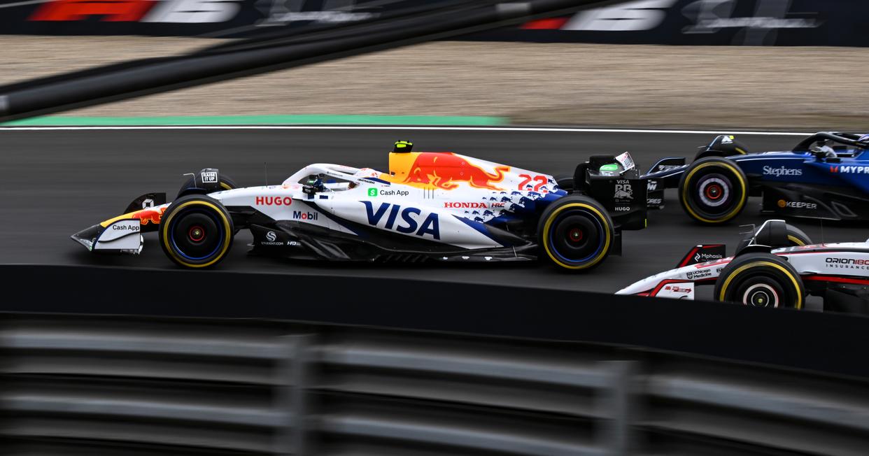 阿斯顿马丁翻盘红牛二队，汉密尔顿点燃赛场